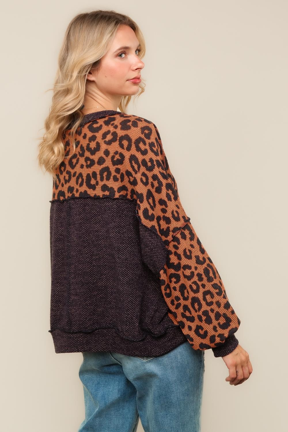 CREW NECK LEOPARD PRINT PULLOVER KNIT TOP